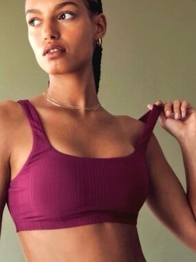 ALO YOGA | ✨NEW✨ Run It Back Bra in Wild Berry